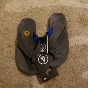 Volcom flip flops size 8